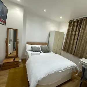 Guest house Beautiful Double With Free Wi-fi And Free Parking, London