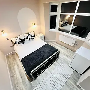 Guest house Crescent House Location Ensuites Great Value, London