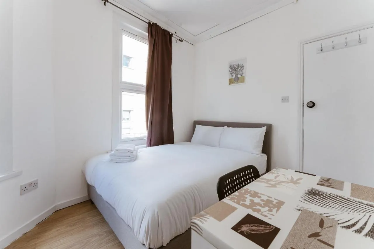 Mile End Double Rooms 27 Guest House London