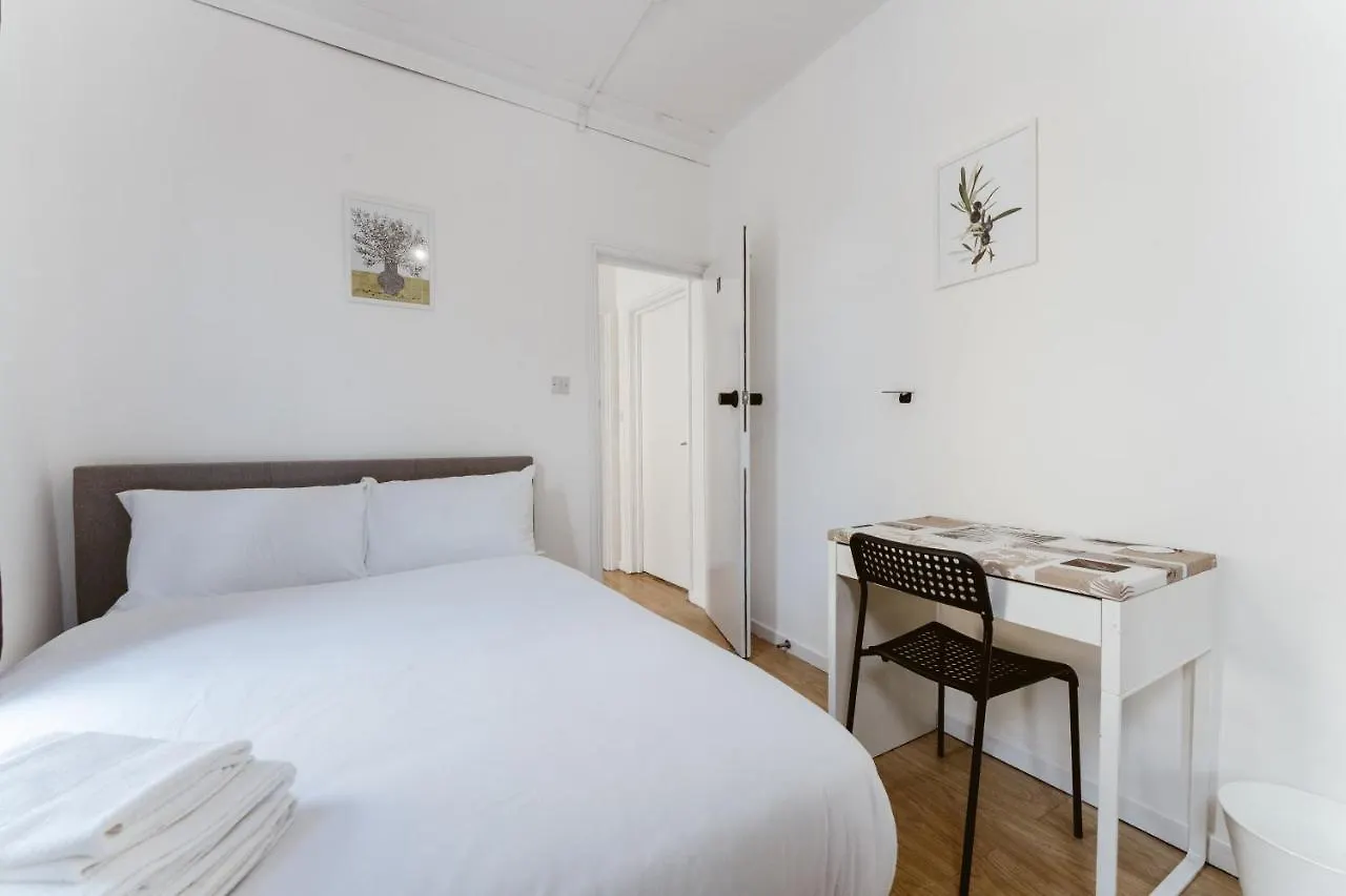 Mile End Double Rooms 27 Guest House London