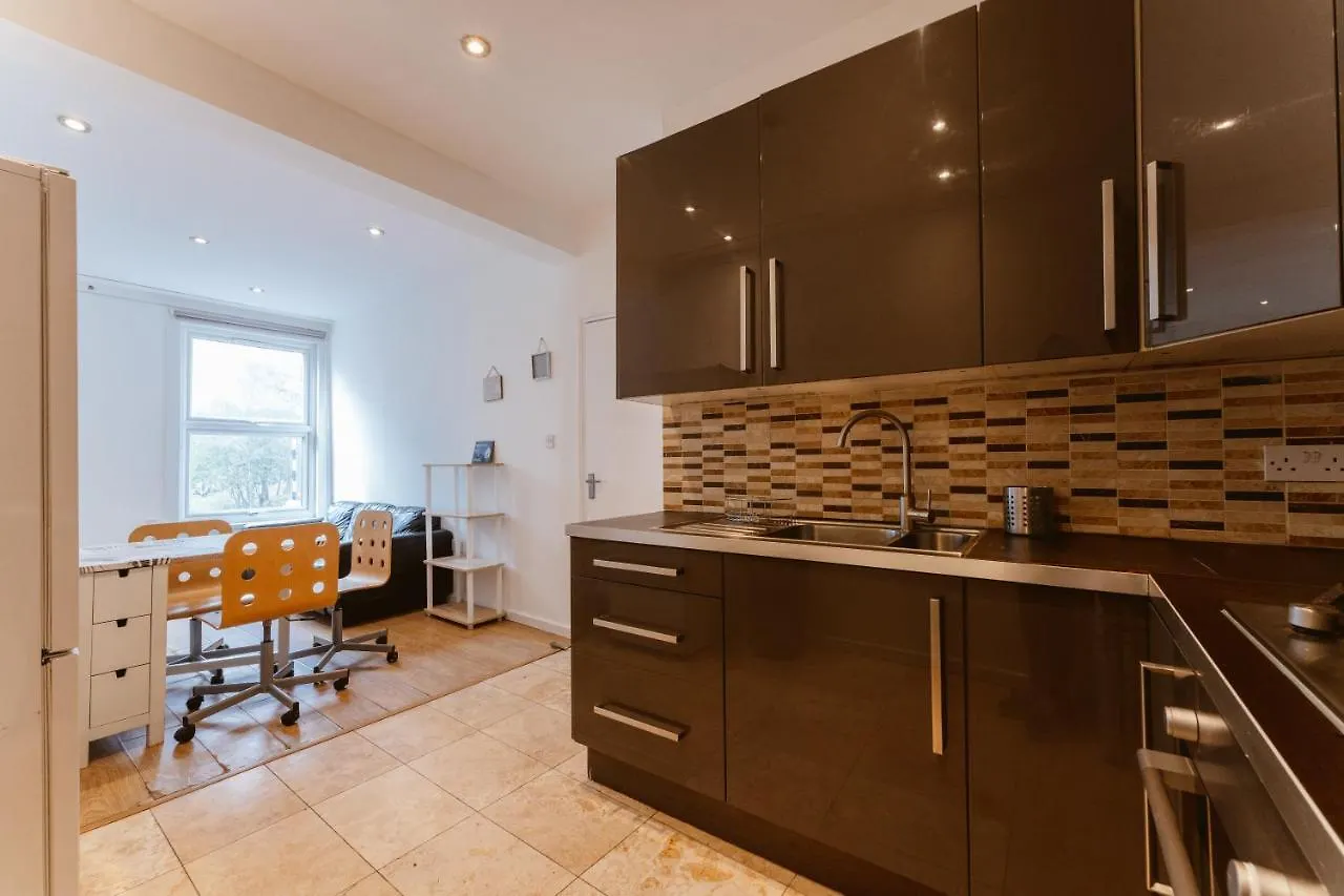 Mile End Double Rooms 27 Guest House London