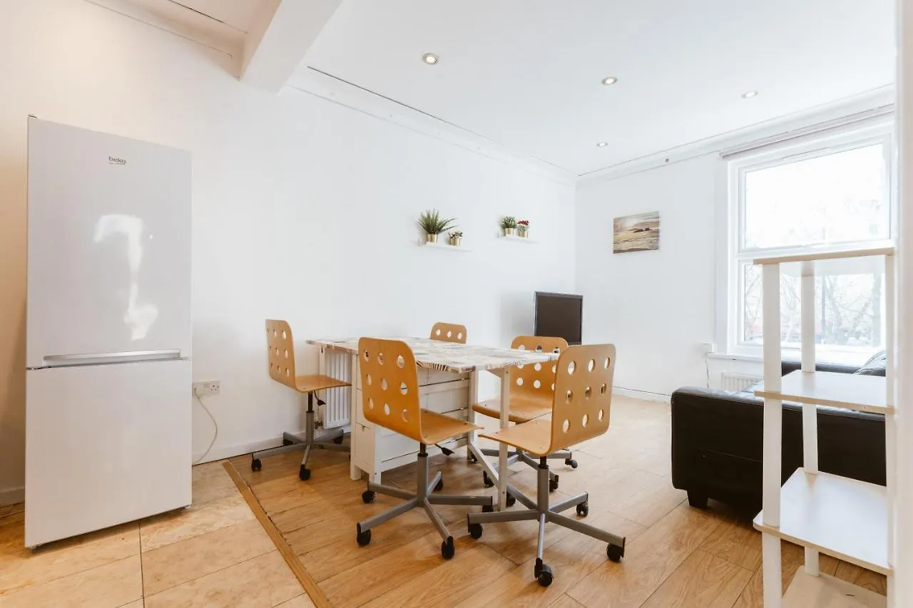 Mile End Double Rooms 27 Guest House London